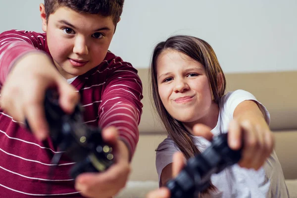 Ευτυχισμένα Παιδιά Που Παίζουν Παιχνίδια Στον Υπολογιστή Στο Σπίτι — Φωτογραφία Αρχείου