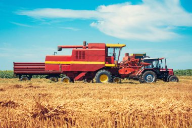 traktör ve buğday hasat Birleştir