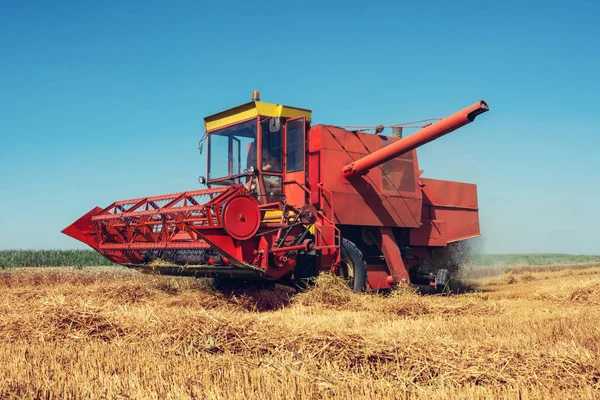 Mähdrescher Ernten Auf Einem Feld Aus Goldenem Weizen — Stockfoto