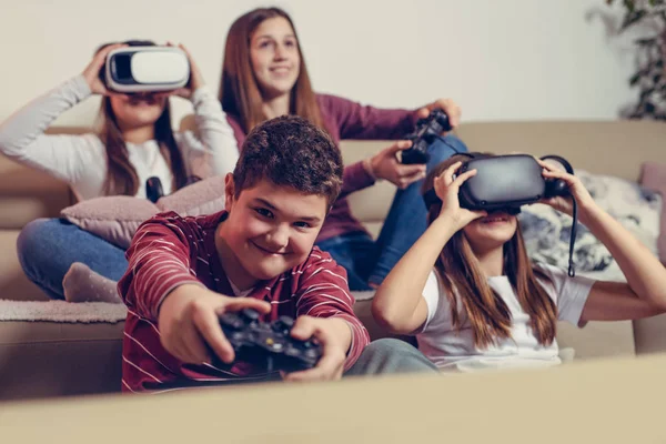 Adolescentes Jogando Videogame Casa — Fotografia de Stock