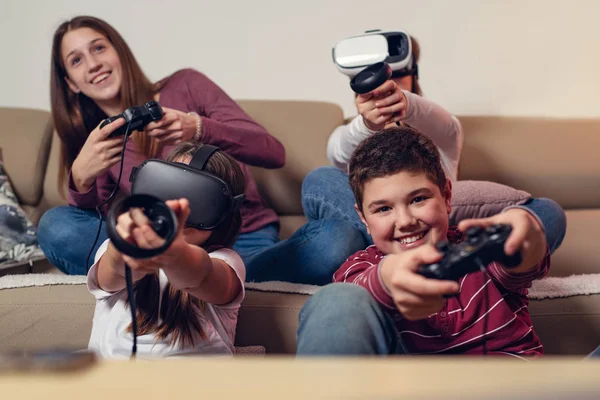 Adolescentes Jogando Videogame Casa — Fotografia de Stock