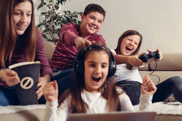 Teenagers Playing Video Game Home — Stock Photo, Image