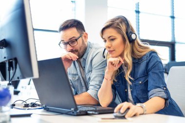 Yeni proje üzerinde çalışan yazılım geliştiricileri. 