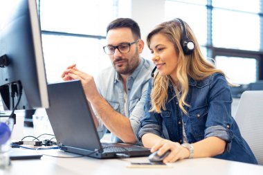 Yeni proje üzerinde çalışan yazılım geliştiricileri. 