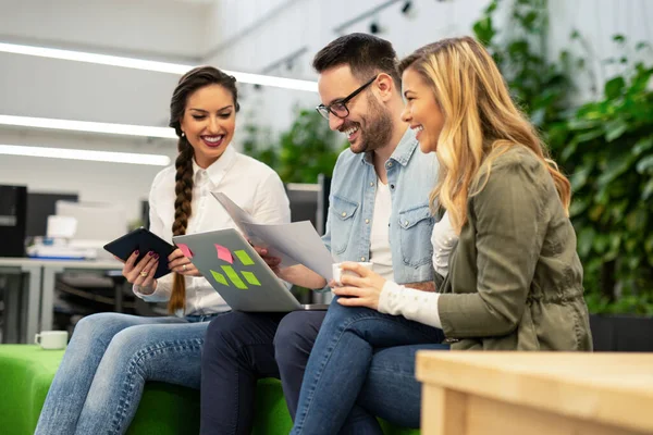 Equipo Compañeros Trabajo Trabajando Nuevo Proyecto Startup Una Oficina Moderna — Foto de Stock