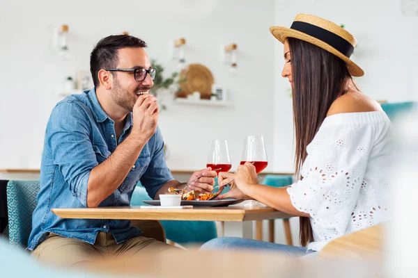 Happy Couple Talking Cafe Eating Lunch — Stock Photo, Image