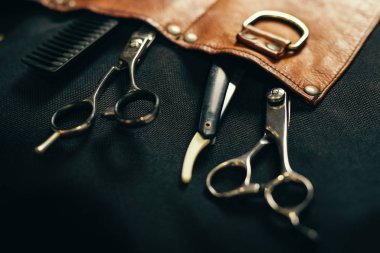 Ahşap arka planda sakal berber dükkanı açmak için araçlar.