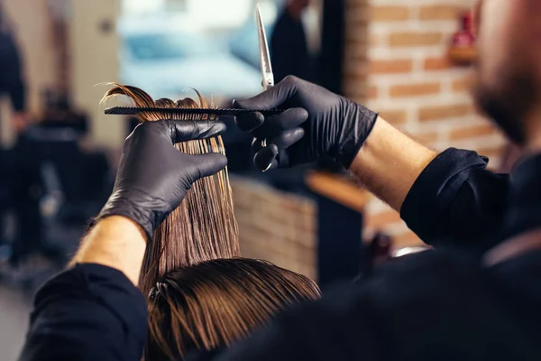 Cliente Masculino Cortar Cabelo Por Cabeleireiro Conceito Salão Cabeleireiro Moderno — Fotografia de Stock