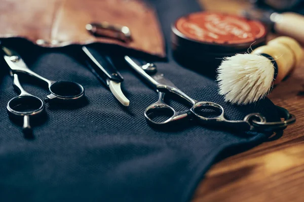 Herramientas Para Cortar Barbería Barba Sobre Fondo Madera —  Fotos de Stock