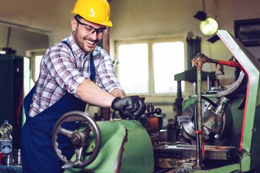 Fabrika atölyede çalışan freze makinesi operatörü.