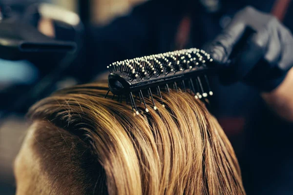 Barbiere Asciugatura Capelli Maschili Nel Salone Parrucchiere — Foto Stock