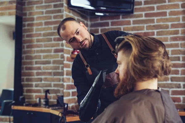 Peluquero Hace Peinado Peinado Con Secador Seca Cabello Chico —  Fotos de Stock
