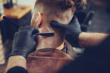 Kuaför müşteri sakal tıraş