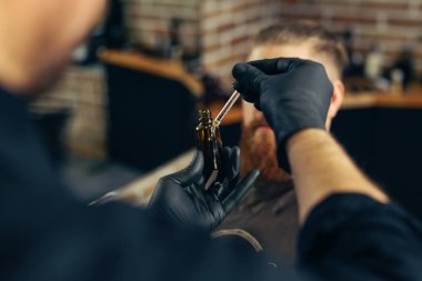 Sakal ve berber dükkanının bakımı ve büyümesi için yağ.