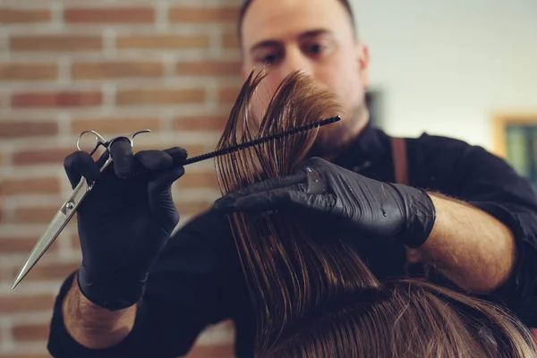 Primer Plano Corte Pelo Hombre Maestro Hace Peinado Peluquería —  Fotos de Stock