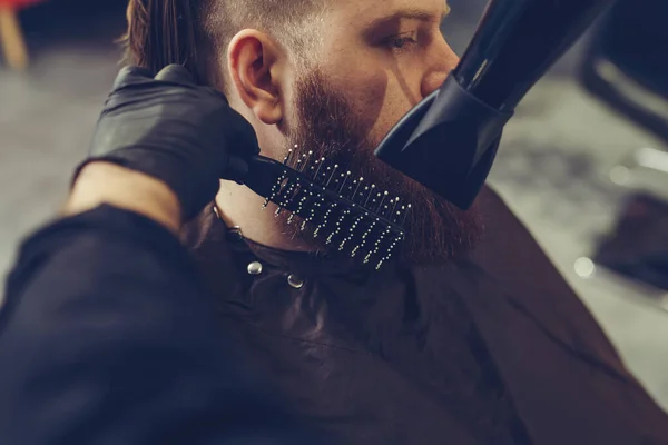 Bello Barbuto Uomo Sta Ottenendo Barba Acconciatura Parrucchiere Presso Barbiere — Foto Stock