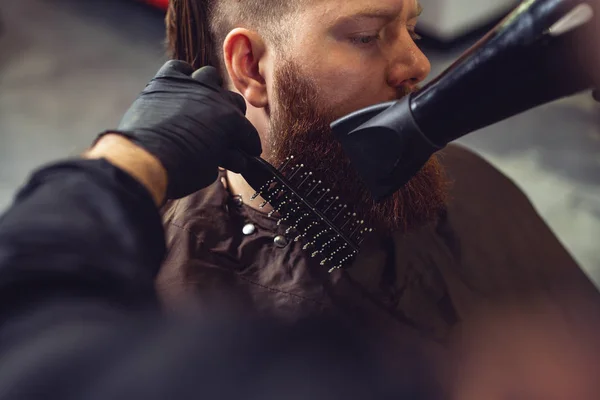 Yakışıklı Sakallı Adam Sakal Saç Berber Kuaför Tarafından Oluyor — Stok fotoğraf