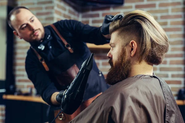 Barbiere Asciugatura Capelli Maschili Nel Salone Parrucchiere — Foto Stock