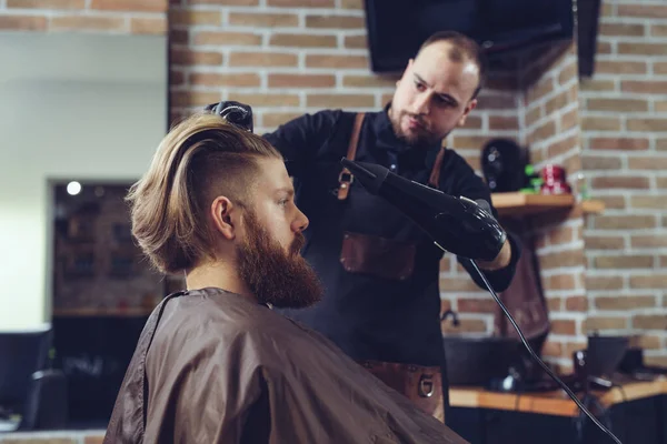 Barbiere Asciugatura Capelli Maschili Nel Salone Parrucchiere — Foto Stock