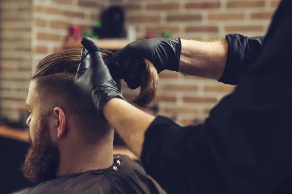 Criando Novo Visual Cabelo Jovem Barbudo Homem Chegando Corte Cabelo — Fotografia de Stock