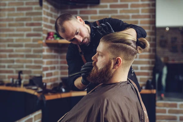 Barber Oholí Vousy Klienta — Stock fotografie