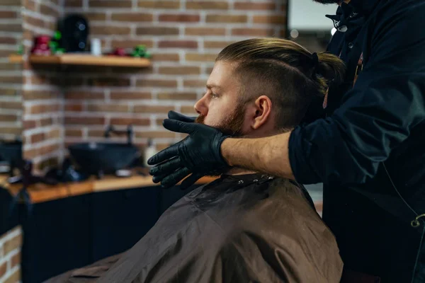 Bello Barbuto Uomo Sta Ottenendo Barba Acconciatura Parrucchiere Presso Barbiere — Foto Stock