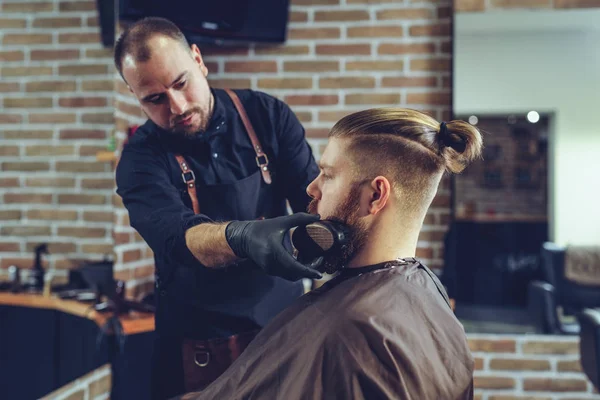 Processo Creazione Acconciatura Styling Una Barba Gli Uomini Uomo Barbiere — Foto Stock