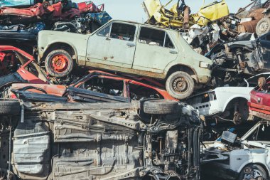 Geri dönüşüm için yığılmış ezilmiş arabalar. 