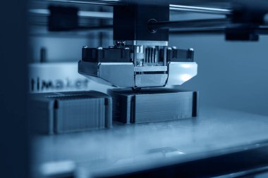 Modern teknik 3D baskı. İş sırasında üç boyutlu elektronik plastik yazıcı.