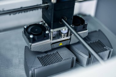 Modern teknik 3D baskı. İş sırasında üç boyutlu elektronik plastik yazıcı.
