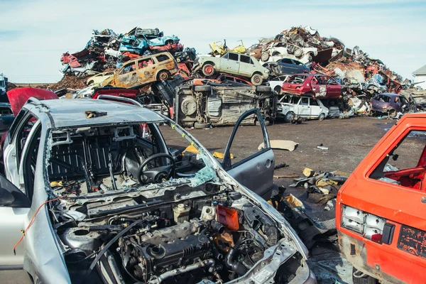 Zerquetschte Autos Stapeln Sich Zum Recycling — Stockfoto