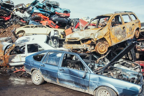 Θρυμματισμένα Αυτοκίνητα Στοιβαγμένα Για Ανακύκλωση — Φωτογραφία Αρχείου