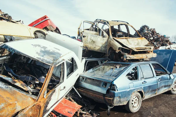 Geri Dönüşüm Için Yığılmış Ezilmiş Arabalar — Stok fotoğraf