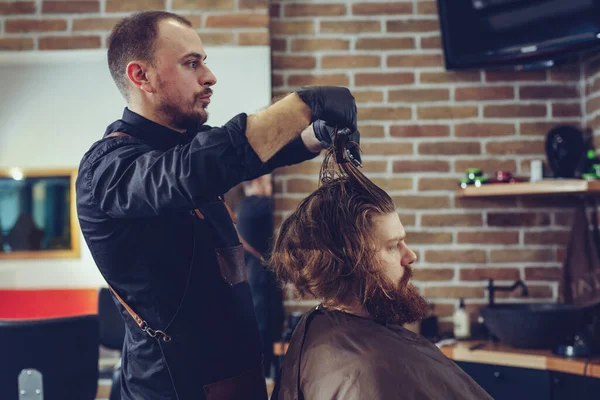 Creando Nuevo Look Cabello Joven Barbudo Hombre Consiguiendo Corte Pelo —  Fotos de Stock