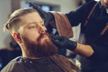 Kuaför müşteri sakal tıraş