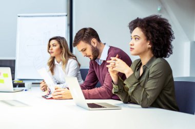 Grup birlikte toplantı olan iş adamları.
