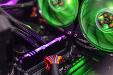 Suyun içinde yüksek performanslı modern bilgisayar soğutuldu. Su Soğutma PC Sistemi.