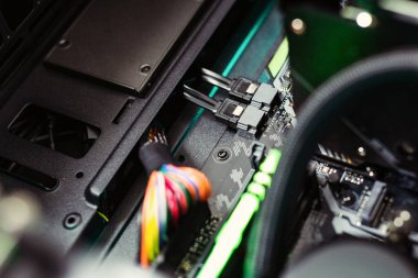 Suyun içinde yüksek performanslı modern bilgisayar soğutuldu. Su Soğutma PC Sistemi.