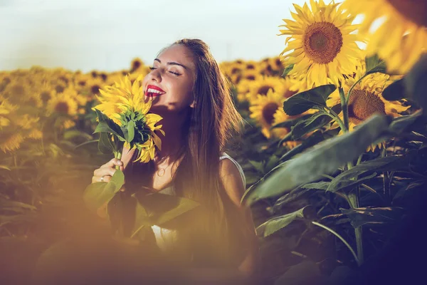 Junges Mädchen Genießt Die Natur Auf Dem Feld Der Sonnenblumen — Stockfoto