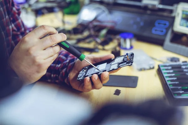 Technikus Megjavítja Okostelefon Alaplapját Laborban Mobiltelefon Javítási Folyamatának Megjelenítése — Stock Fotó