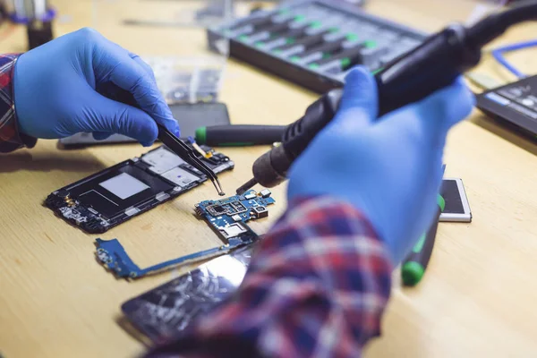 Τεχνικός Επισκευάζει Μητρική Πλακέτα Του Smartphone Στο Εργαστήριο Διαδικασία Εμφάνισης — Φωτογραφία Αρχείου