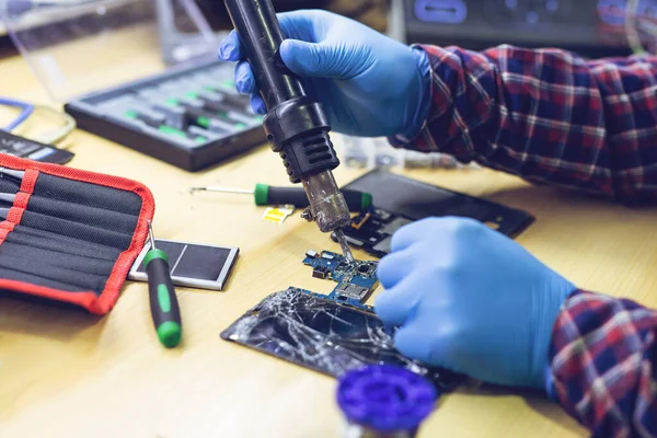 Técnico Reparando Placa Base Del Smartphone Laboratorio Mostrando Proceso Reparación — Foto de Stock