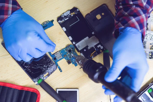 Technikus Megjavítja Okostelefon Alaplapját Laborban Mobiltelefon Javítási Folyamatának Megjelenítése — Stock Fotó