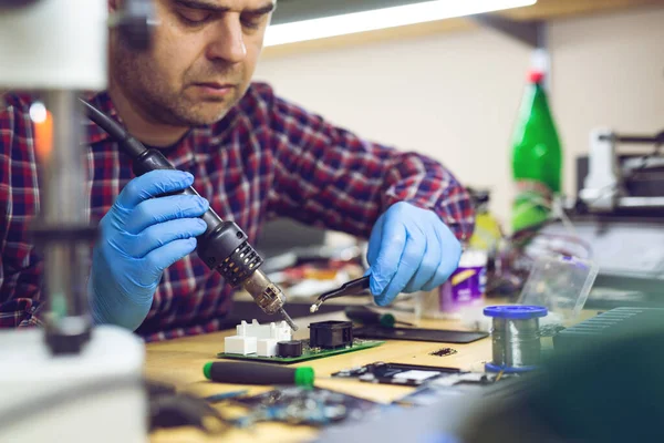 Professional Repairman Repairing Computer Workshop — Stock Photo, Image