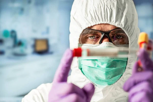 확산되는 코로나 바이러스에 결과를 인공호흡기 마스크를 착용하고 과학자들 — 스톡 사진
