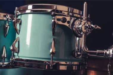 Davul setinin ayrıntıları. Sahnede davullar retro-vintage resim.