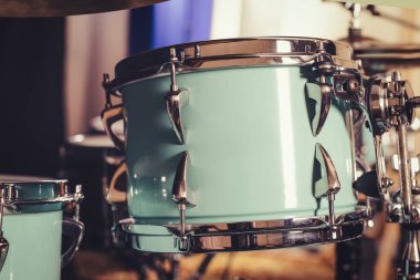 Davul setinin ayrıntıları. Sahnede davullar retro-vintage resim.