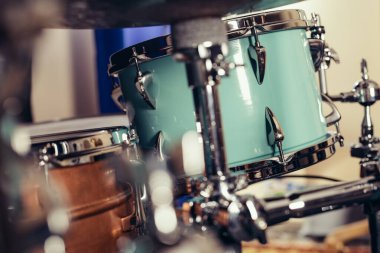 Davul setinin ayrıntıları. Sahnede davullar retro-vintage resim.