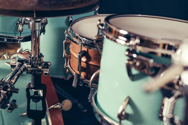 ドラムキットの詳細 舞台上の太鼓 レトロヴィンテージ画像 — ストック写真