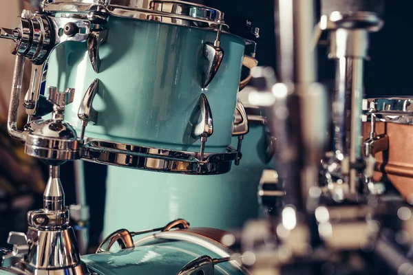 ドラムキットの詳細 舞台上の太鼓 レトロヴィンテージ画像 — ストック写真